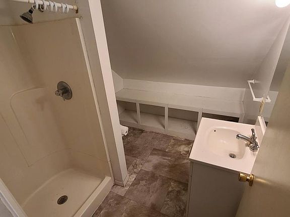 5th image of 314 1/2 E Pine St