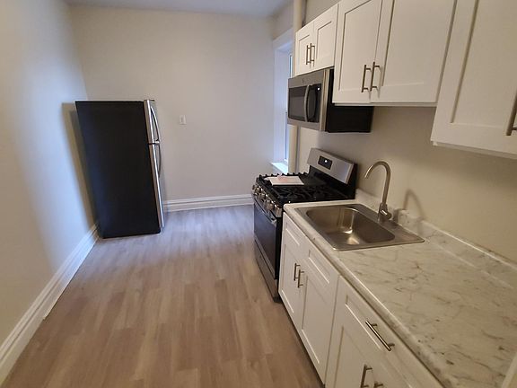 3rd image of 49 Waverly St APT 2