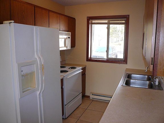 4th image of 26390 Fenwick Ave APT B