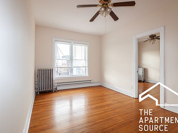 2nd image of 959 W Cornelia Ave #3C