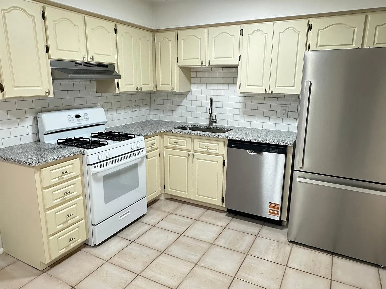 3 bed, 2.0 bath, 1100 sqft, $2,150 — Photo 3