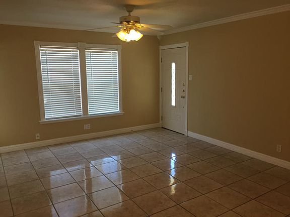 3rd image of 1621 Cambridge Dr