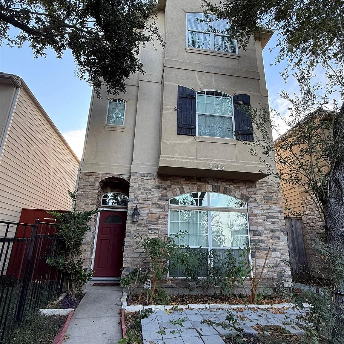 3 bed, 2.5 bath, 2328 sqft, $2,300 — Photo 1
