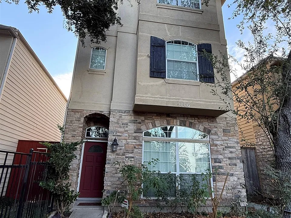 9006 Lakes At 610 Dr