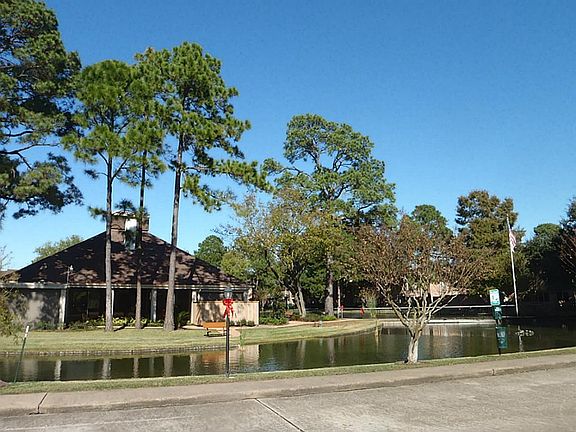 Another view of clubhouse from area in front of T/H 125 ...