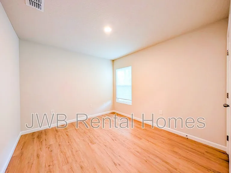 3267 Broadway Ave — Photo 9