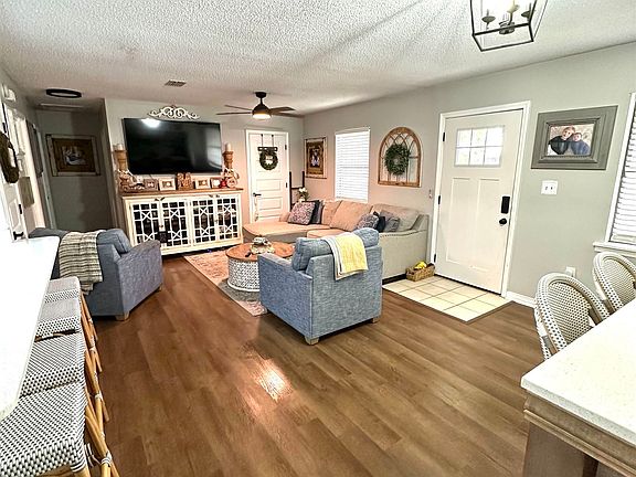3rd image of 401 Palmetto Ct