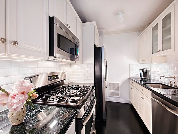 5th image of 161 W 61st St APT 7B