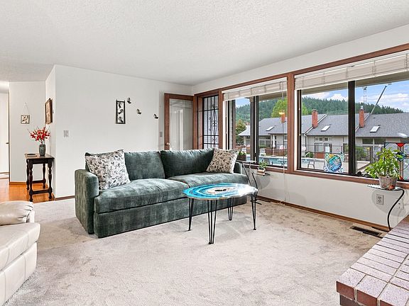 4th image of 12153 SE 104th Ct