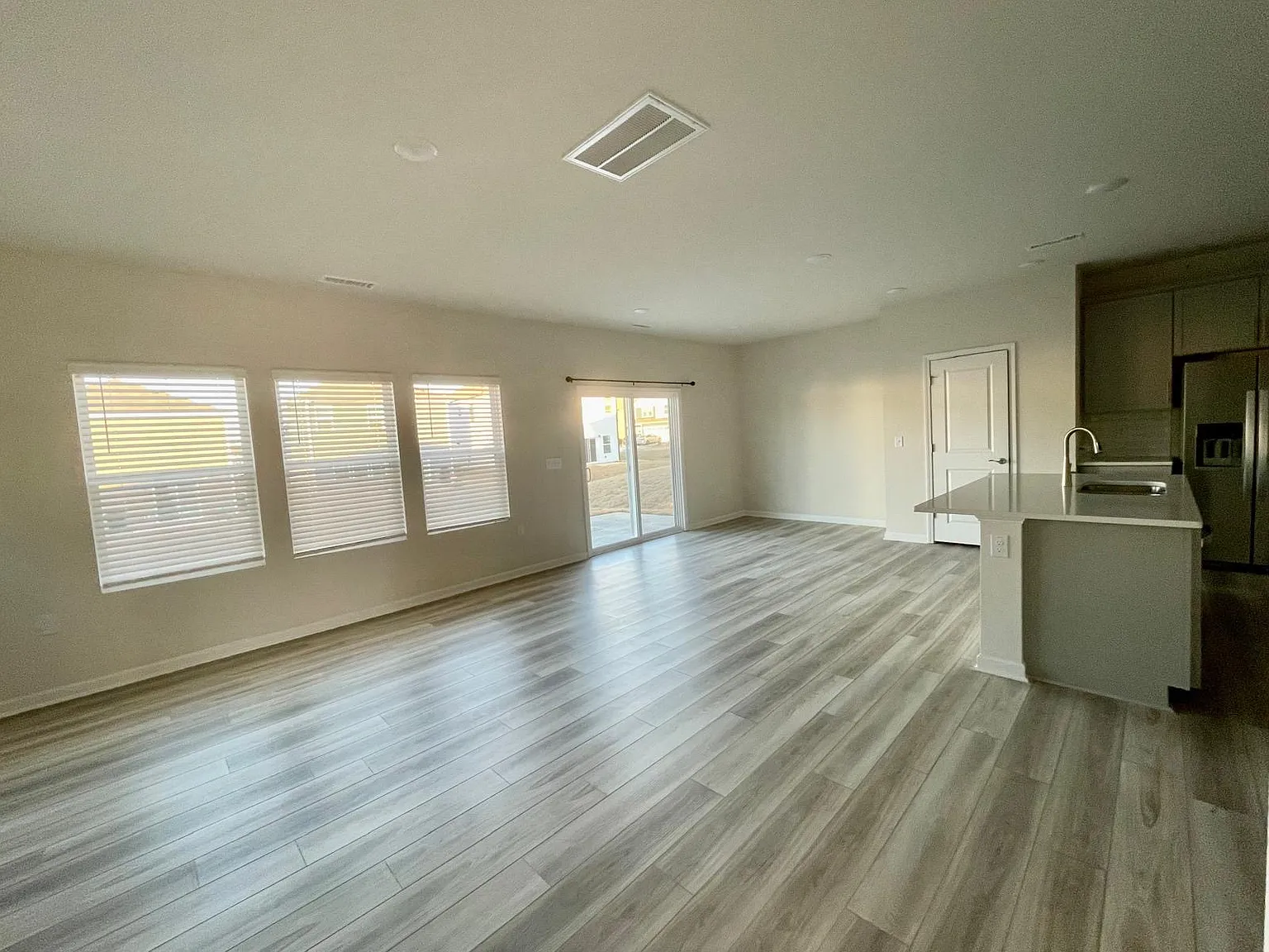 4 bed, 2.5 bath, 1984 sqft, $2,250 — Photo 4