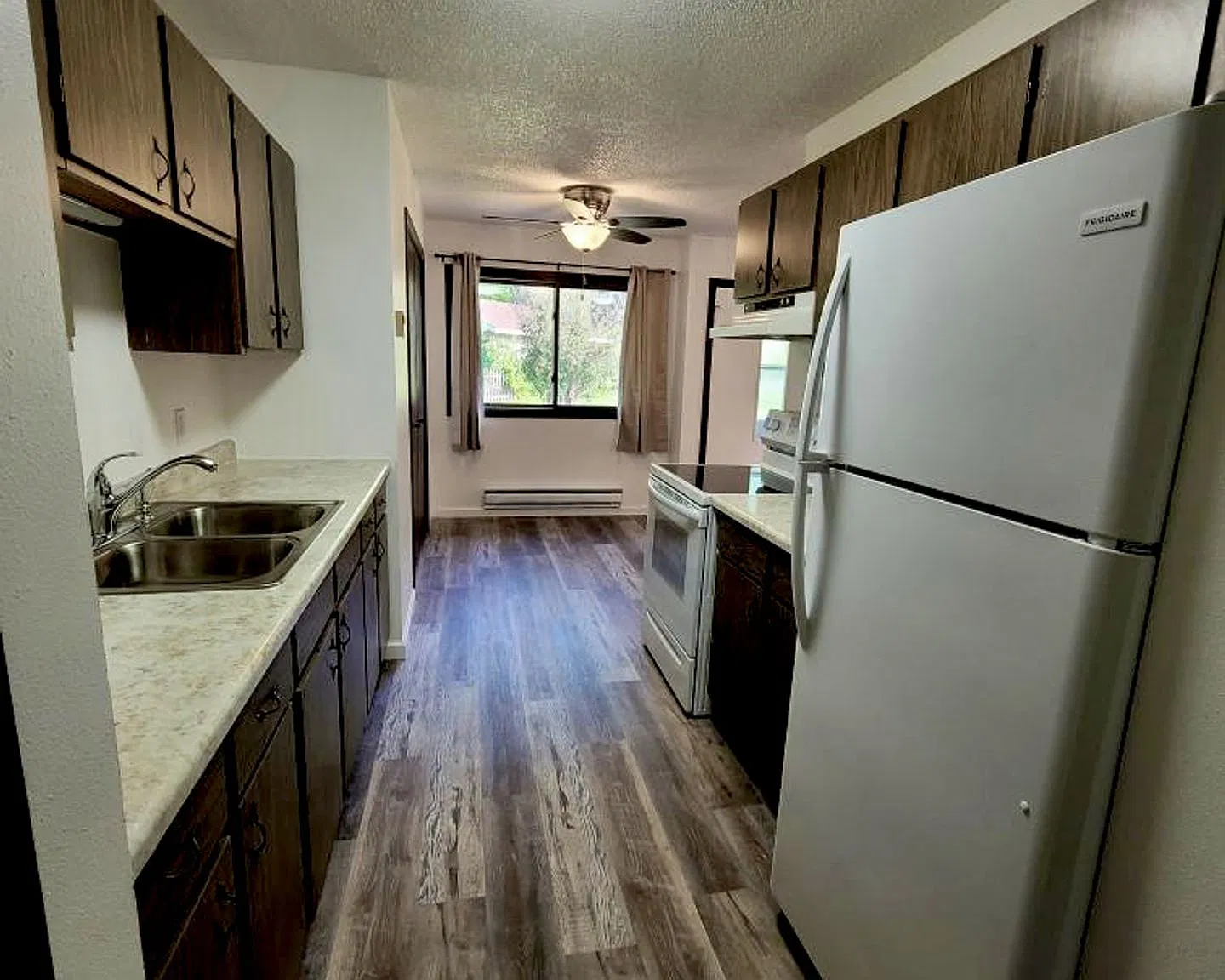560 Valley Dr — Photo 3