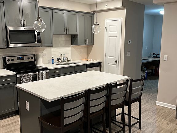 2nd image of 639 Cleveland Ave S #200