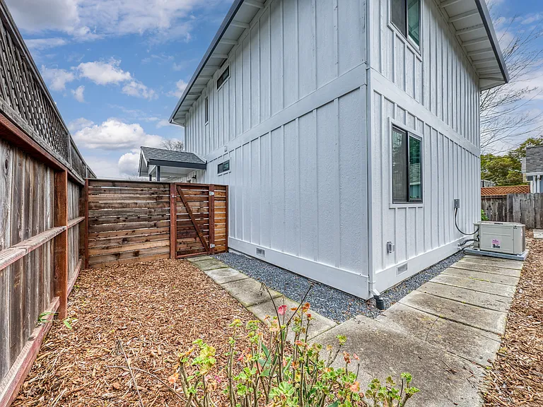 295 Foothill Blvd — Photo 49