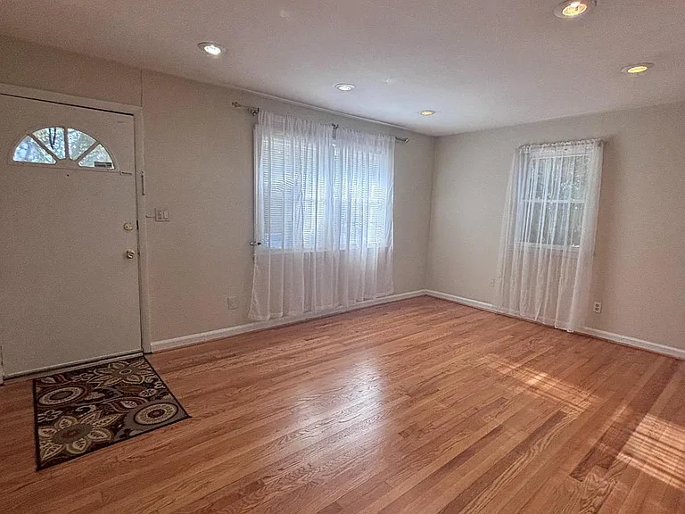 1813 S Stafford St — Photo 3