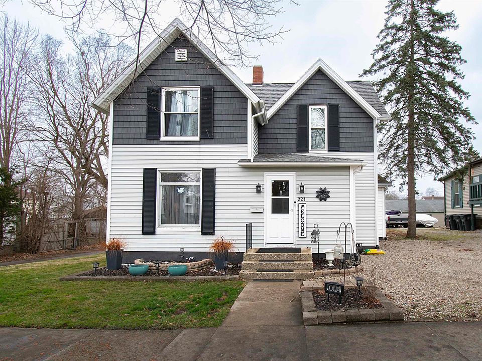 1st image of 221 S Oak St