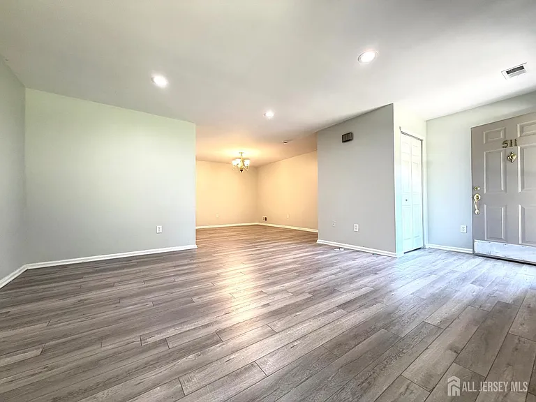 511 Dunn Cir — Photo 2