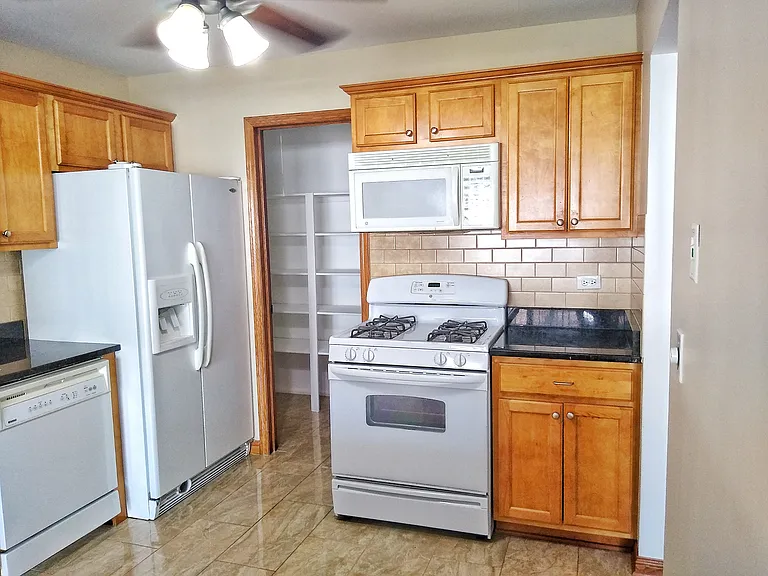 220 Oak Knoll Ct #B2 — Photo 3