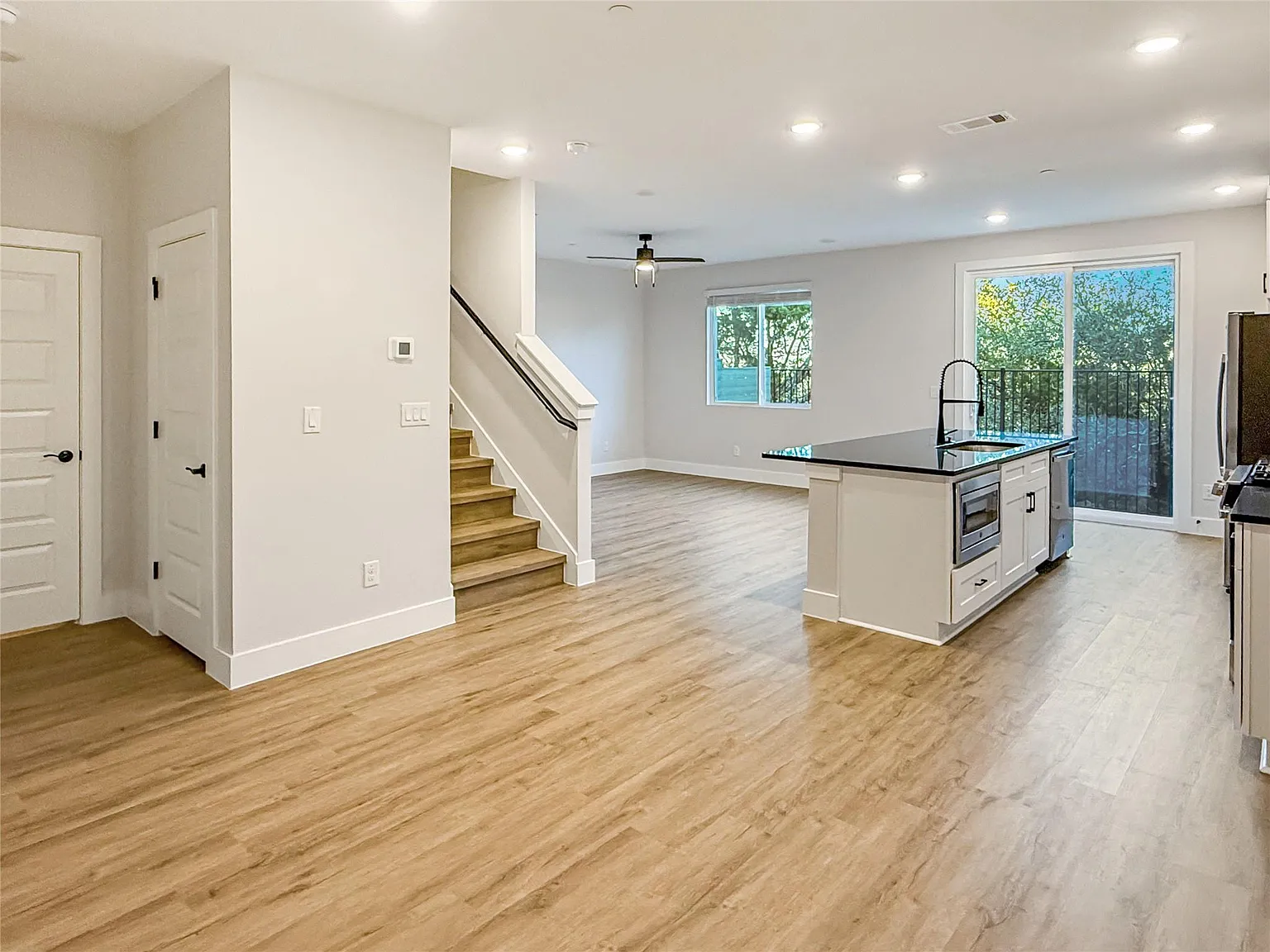 3 bed, 2.5 bath, 1733 sqft, $3,237 — Photo 3