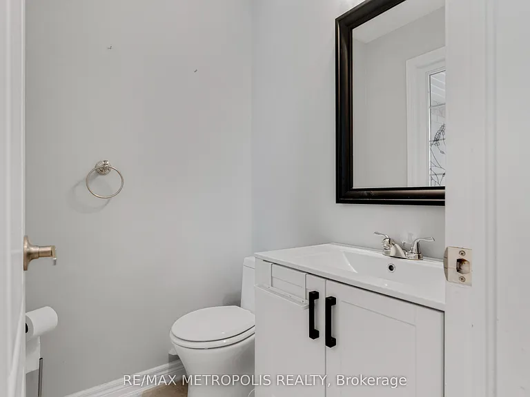 2420 Baintree Cres — Photo 23