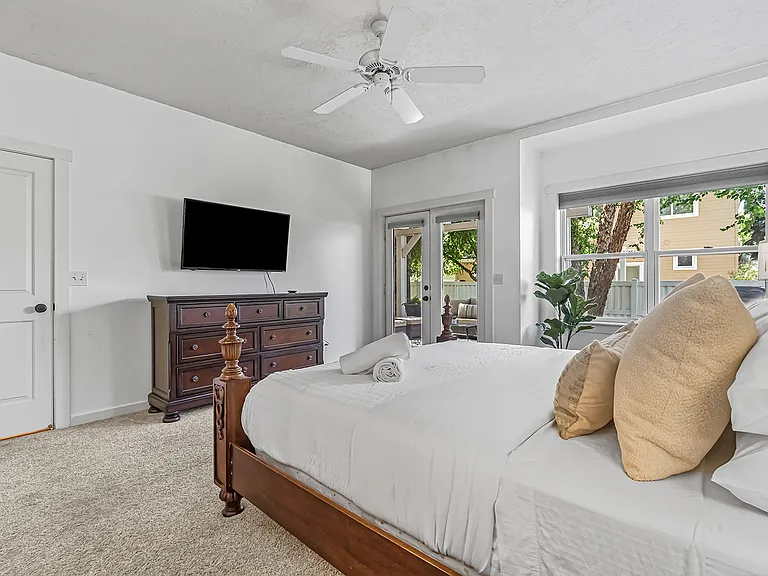 246 W Colchester Dr — Photo 32