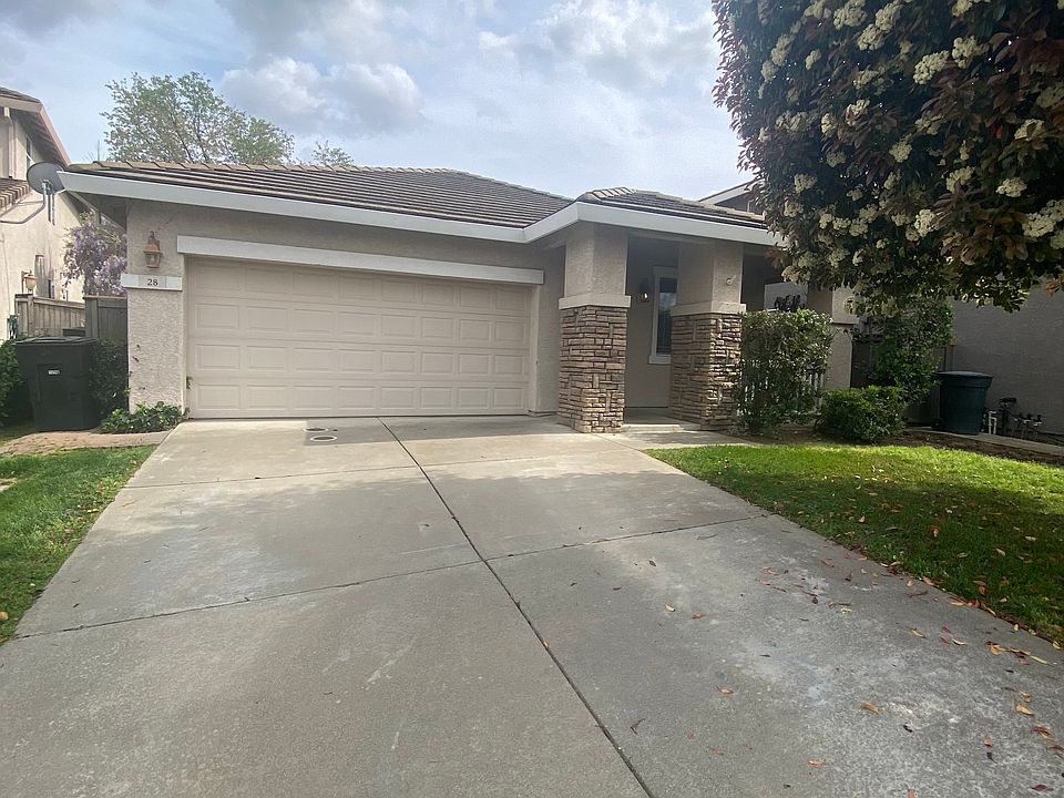 1st image of 28 Red Oak Ct