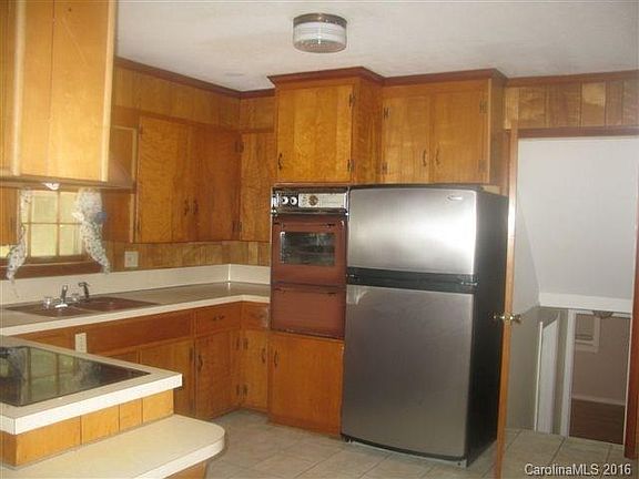5th image of 304 Holland Cir