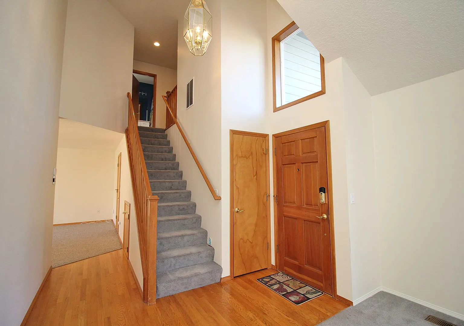 Charming Crestwood 3 Bedroom/2.5 Bath Home On Quiet Dead-End Street — Photo 3