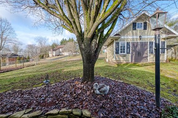 4th image of 3227 Longview Dr