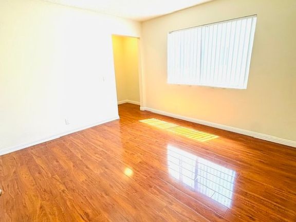 4th image of 410 E Elmwood Ave #305