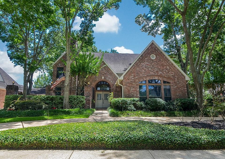 2nd image of 3711 Springhill Ln