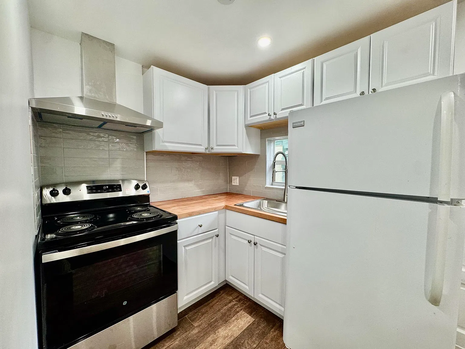 2 bed, 2.0 bath, 960 sqft, $2,400 — Photo 1