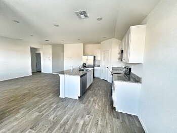 3rd image of 321 Cottonmouth Ln