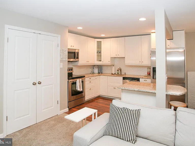 7 Rockford Rd #B016 — Photo 1
