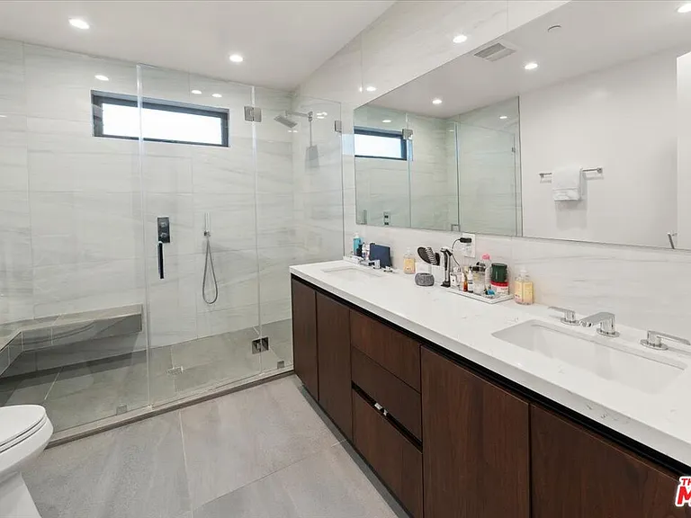 556 N Flores St #2B — Photo 14