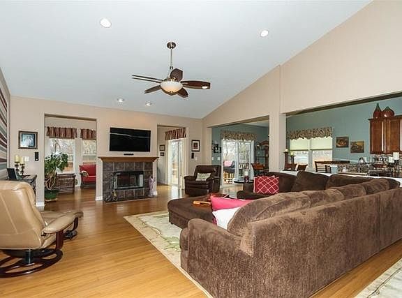 3rd image of 473 E Amberside Dr