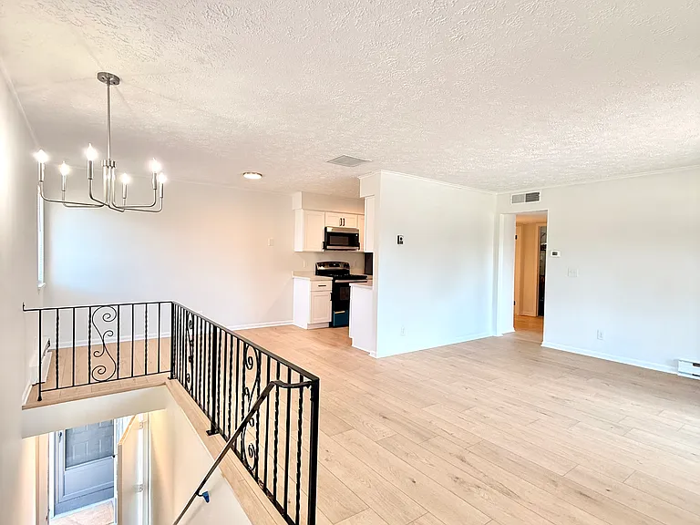 1820 Hudson Ave #10 — Photo 2