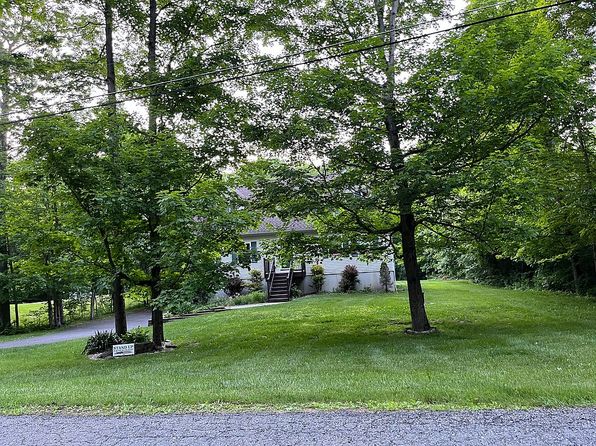 22 Hickory Ln
