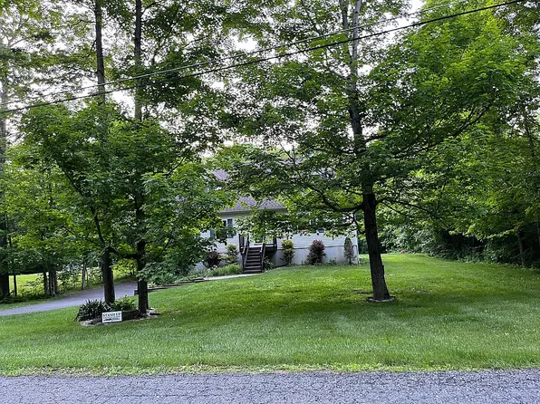 22 Hickory Ln, Pawling, NY 12564