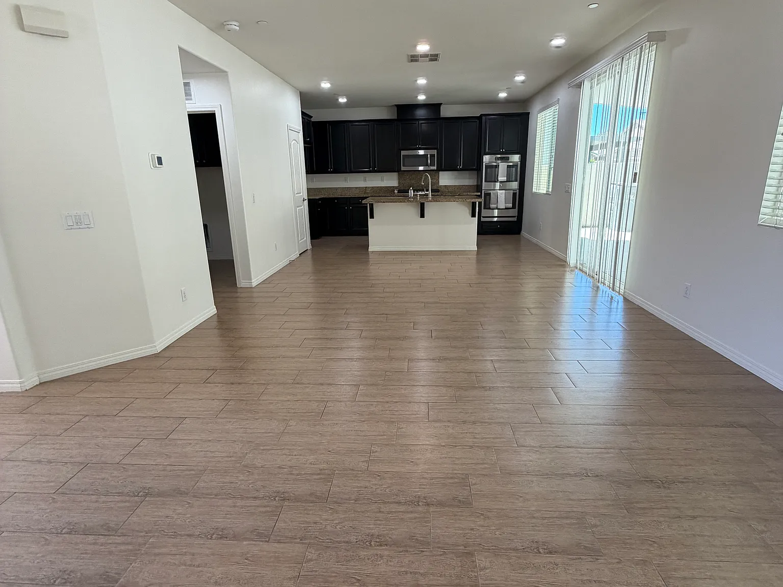 4 bed, 2017 sqft, $3,200 — Photo 3