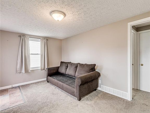 3rd image of 818 Broadway St E