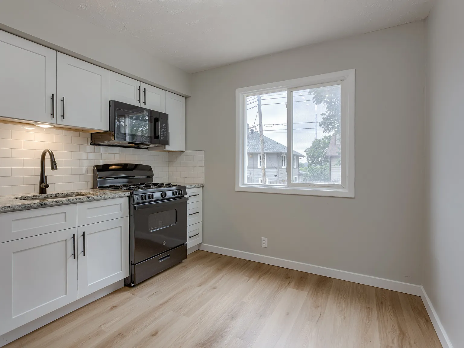 4713/4715 Davenport Street - #8 — Photo 2