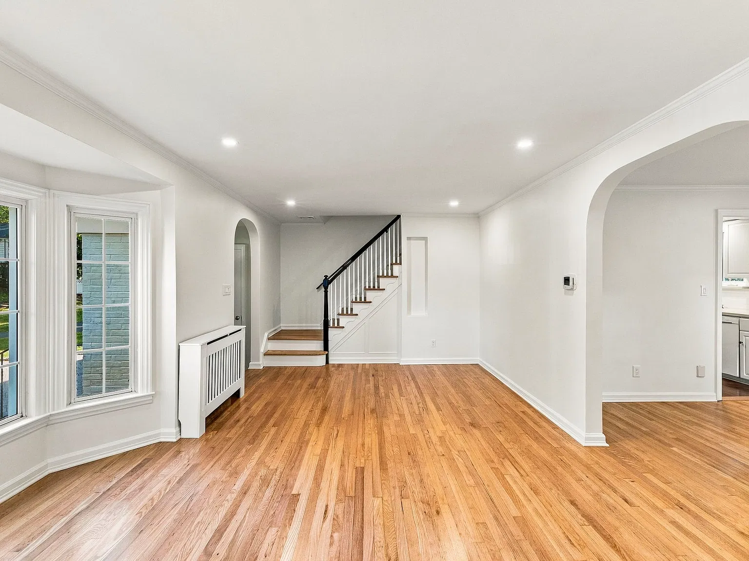 3 bed, 1.5 bath, 1344 sqft, $5,650 — Photo 3
