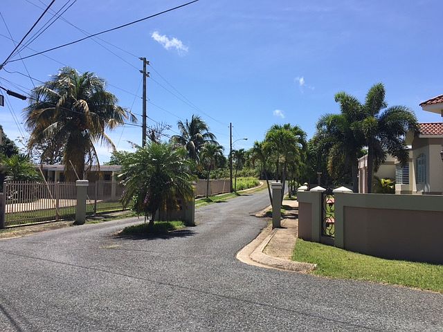 Inside Paseo Las Palmas 
