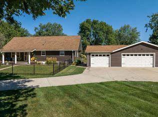 1209 Banner Valley Rd, Ely, IA 52227