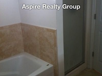 3rd image of 953 W 51st St #3