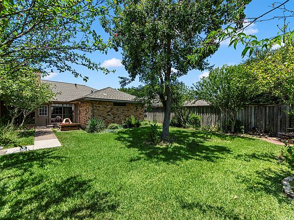 3rd image of 506 Willowcrest Dr