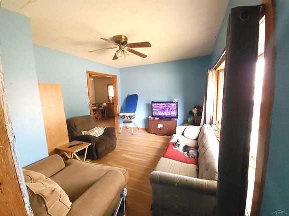 2nd image of 605 W Jenny St