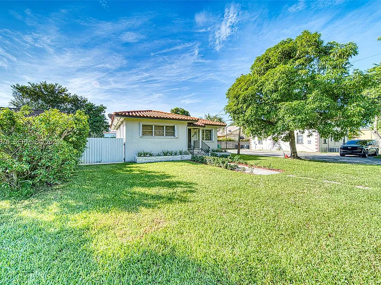 4136 SW 14th St — Photo 26