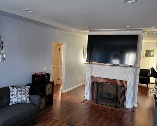 2nd image of 654 W 112th St