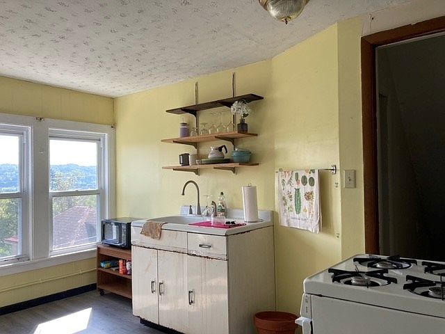 1st image of 99 Grosvenor St APT 3
